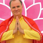Link zum Facebookbeitrag "Sukadev gibt Charity Yogastunde für Indien""