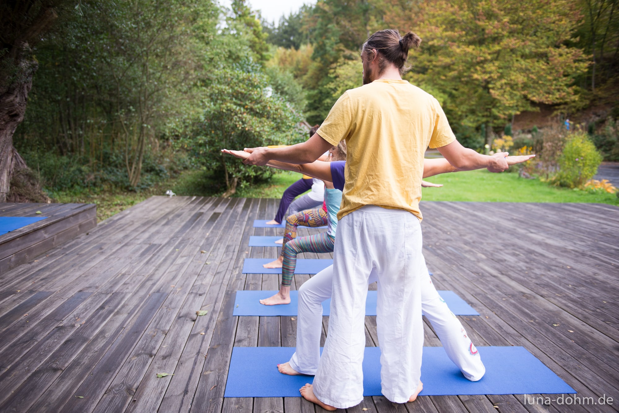 Yogalehrer unterrichtet